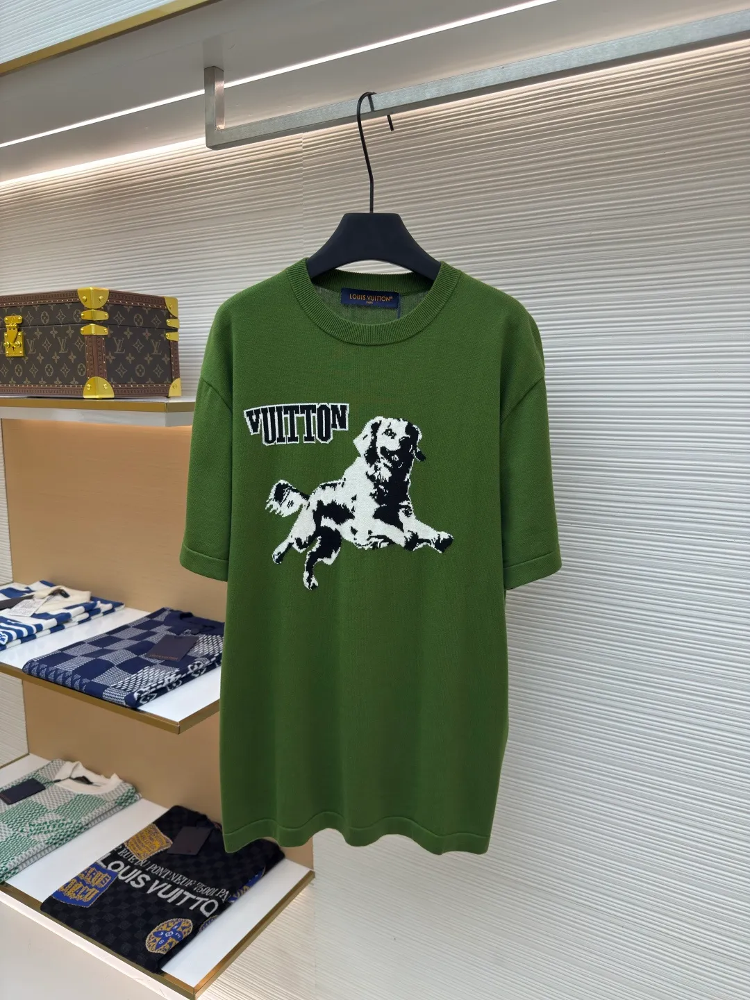 LOUIS VUITTON Golden Retriever Puppy Woolen Short Sleeves ●Authentic product: purchased and developed by 8706 ●Item number: 1680011-A65 ●Fabric: high-quality pure cotton ●Technology: Woolen ●Version: Fitted version ●Size: XS-S-M-L ●Description: It is made of high-quality pure cotton 14S fine knitted fabrics and wool hanging machines imported from Germany. The knitting threads are color-matched to the original garments, environmentally friendly fixed dyeing, and customized cotton yarns are introduced. The jacquard fabrics require fine yarn counts and extremely high requirements for raw cotton. The inlaid logo pattern on the chest and back is a pattern drawn by computer scanning. The pattern is exquisite and delicate. The jacquard is made of imported high-quality cotton yarn fabric with warp and weft interlaced to form a jacquard pattern structure. It is not only beautiful and elegant, but also has a certain artistic value. The overall wiring is straight and delicate. The fabric is comfortable and soft. The color is consistent and there is no color difference. The overall wiring is straight and delicate. It can be matched with the same style to create a fashionable look and control various occasions. Customized accessories, complete with three standards, same style for men and women!